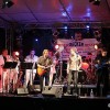 The grand opening: Band in Kluft - Bühne bunt.